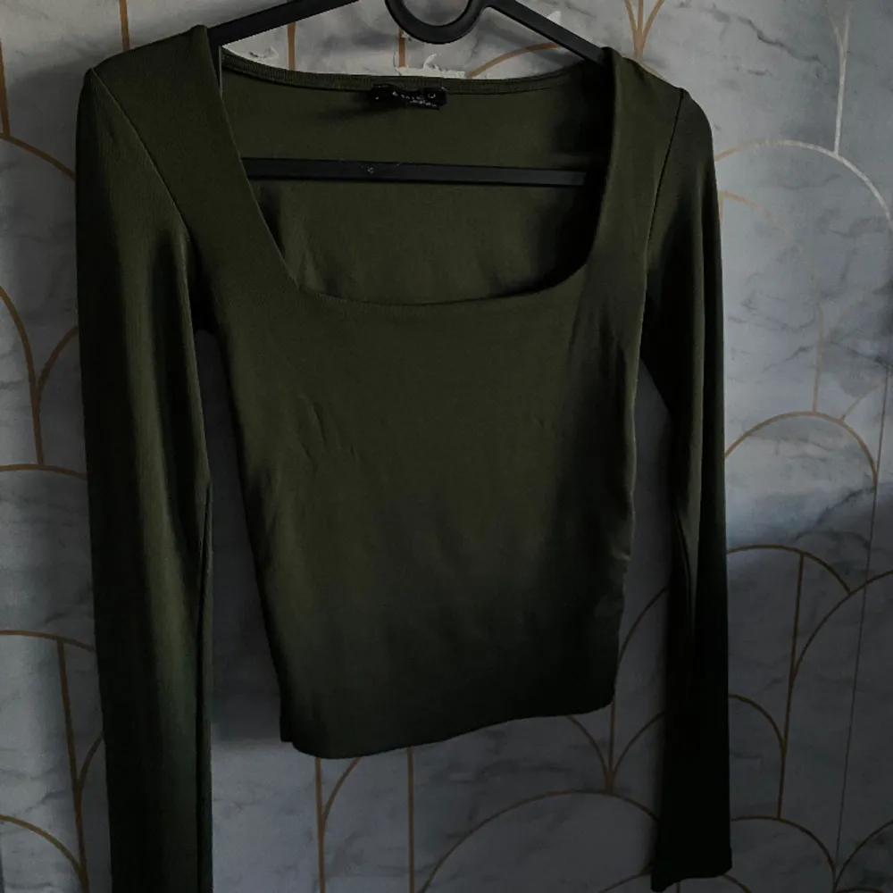 Säljer denna fina tröja då jag tycker den sitter för kort på mig💕 (Bra skick). Tröjor & Koftor.