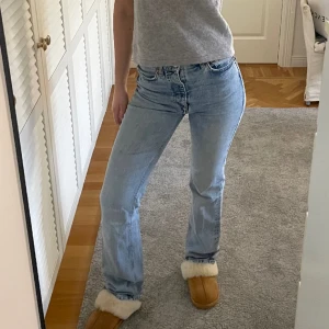Raka jeans - Raka jeans från Zara. Normal i storleken. Fint skick! 💙Säljer då jag har för många liknande. Skulle säga att de är mode wised men beror också på hur man sätter de på höfterna.  