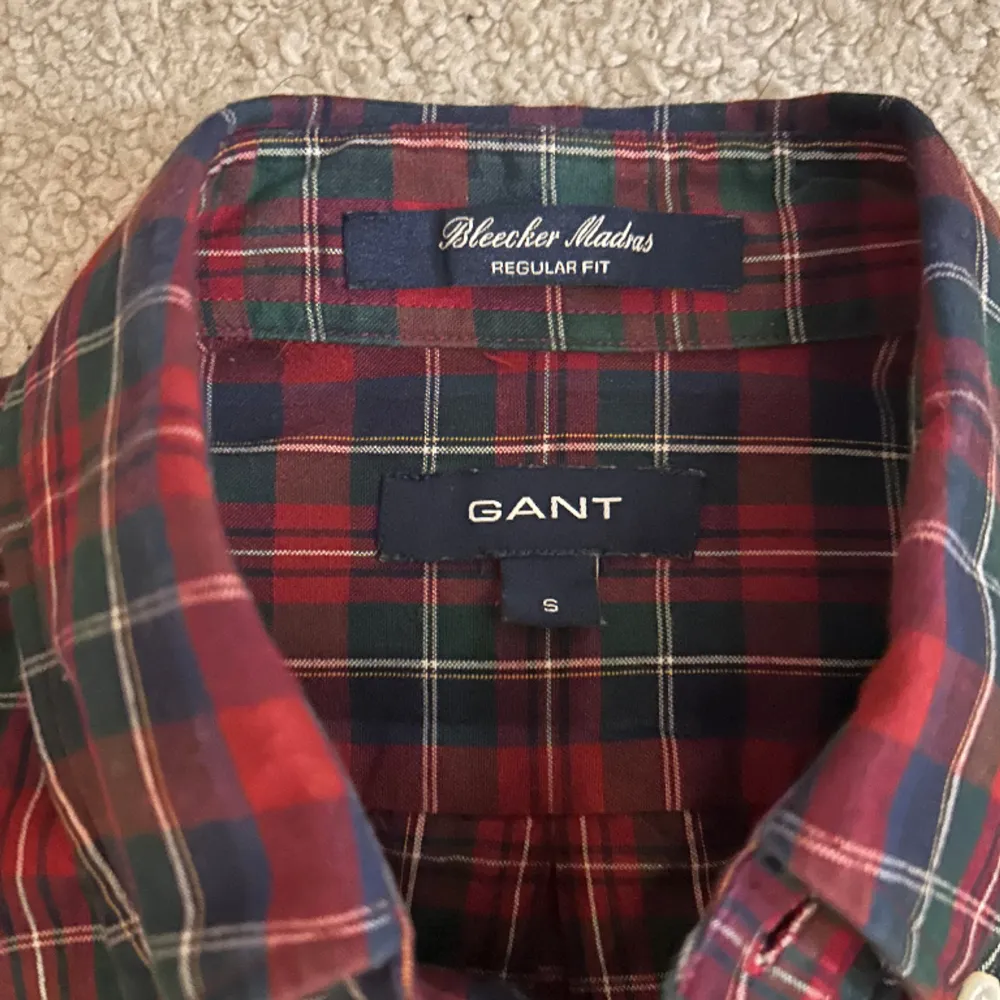 Skjorta från Gant, säljs då den inte används! Jag är 184 och storleken på skjortan är S . Skjortor.