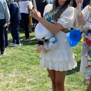 Studentklänning  - Säljer nu ett av mina alternativ till studentklänning. Köpt här på plick, Klänningen är endast använd en gång på studenten och är därför i nyskick💗