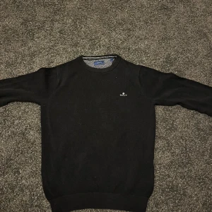 Gant Sweatshirt! - Svart, Grisch och Extremt bra kvalite på sweatshirten! Nypris 1200 kr!! Säljer för den var för Stor.