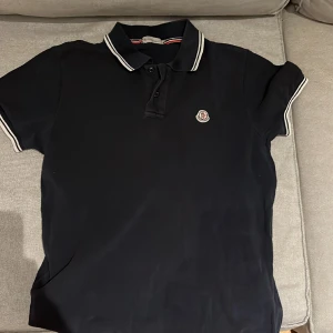 Moncler piké  - Säljer en snygg Moncler piké  7/10 skick   Hör av er vid frågor 