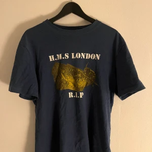 Hms london tröja - köpt för 400 på restyle, vintage men 9-10 skick, skriv om ni har frågor!