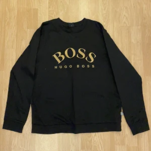 Hugo Boss Tröja - Hugo Boss tröja i storlek XXL (sitter som M-L). Väldigt bra skick