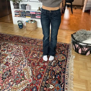 Lågmidjade bootcut jeans  - Jag är 168 och brukar ha storlek 34 eller 36