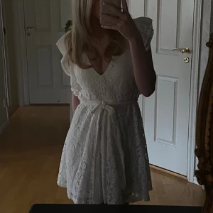 Studentklänning  - Säljer min vita klänning perfekt till studenten eller avslutning! Skriv för fler frågor ❤️