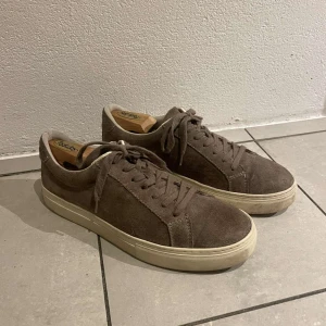 Vagabond Skor - Grymma Skor från vagabond i beige mocka! Dem är sparsamt använda och har inga defekter! Väldigt klädsamma och går till allt!😃 Nypris 1500kr