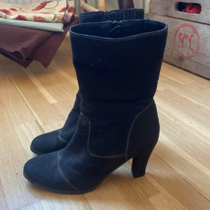 Stövletter 90-tal Peperoni - Svarta stövletter med snygga accentsömmar i storlek 37. Från märket peperoni, från 90-tal eller tidigt 00-tal. Mocka eller något liknande material, perfekt för våren!