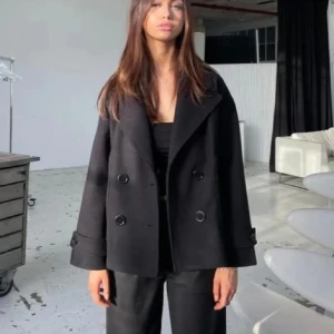 Design by si kappa  - Säljer denna fina kappa ifrån design by si i storlek xs/s då ja köpt en ny vårjacka. Den är använd en vår så i bra skick, inga defekter💗pris går att diskutera vid snabb affär 