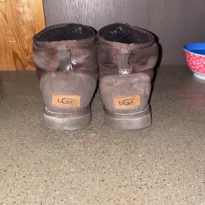 Säljer mina väl använda uggs i väldigt använt sick därav priset men det är nog ganska lätt att göra rent dom om man använder rätt grejer! Priset är diskuterbart!💗