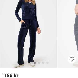 Säljer mitt mörkblåa juicy couture set, köpte båda delarna för 2400kr men säljer för endast 999kr då ena ”metallpluppen” gått av från ena sidan av snöret på byxorna💞🌸