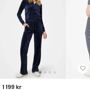 Juicy Couture - Säljer mitt mörkblåa juicy couture set, köpte båda delarna för 2400kr men säljer för endast 400 då ena ”metallpluppen” gått av från ena sidan av snöret på byxorna💞🌸