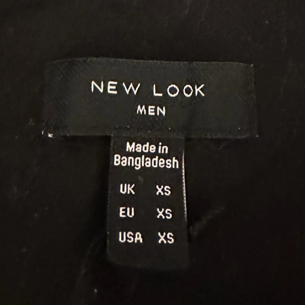 Overshirt från (New Look) använd en gång.🖤 Storlek XS men är oversize så passar också storlek S-M 🩶. Skjortor.