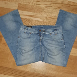 Utsvängda lee jeans - Ljusblå lågmidjade jeans från 2000. inga defekter!