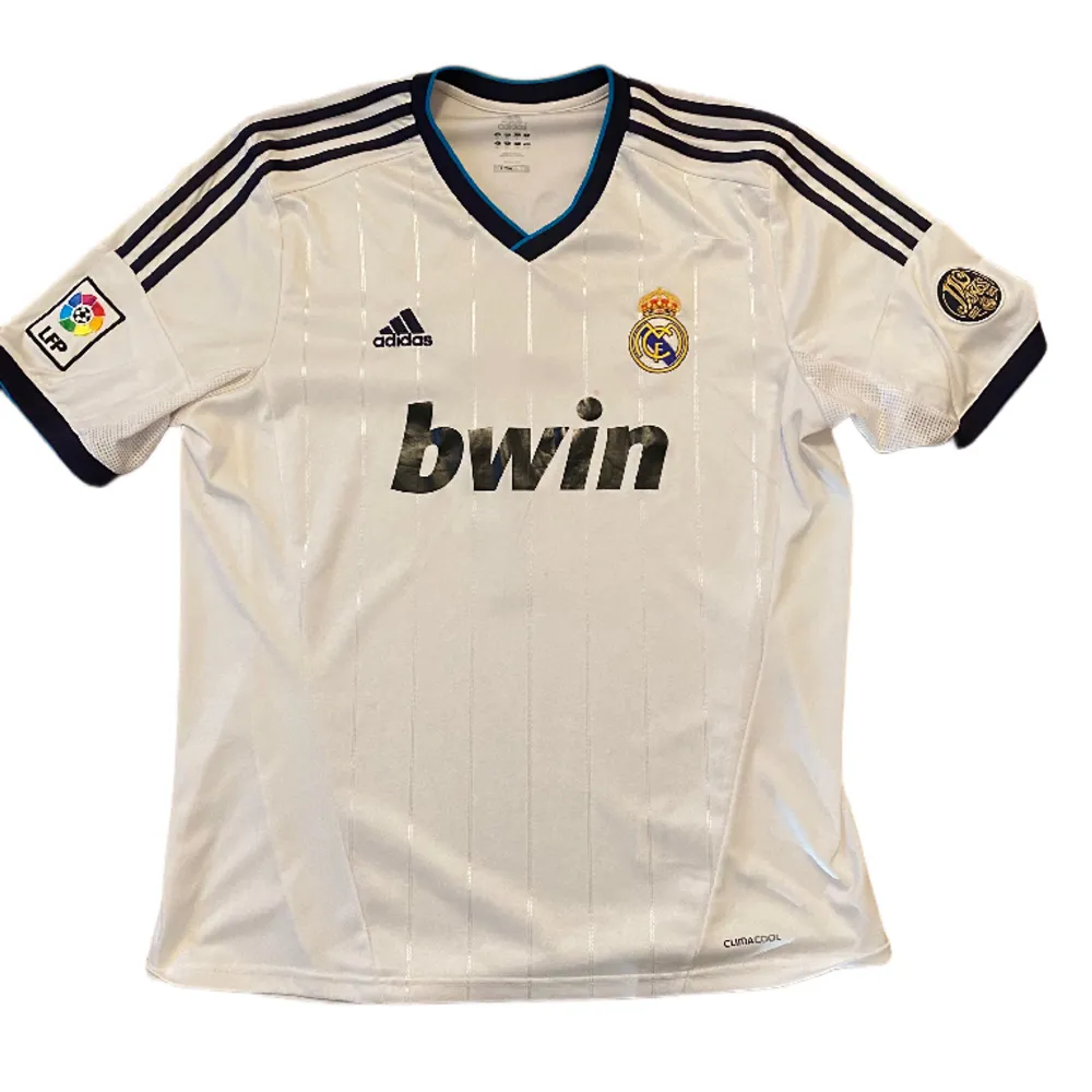 Real Madrids officiella hemmatröja från 2012 i väldigt gott skick utöver missfärgning vid Ronaldo nameset samt ett par minimala fläckar.. T-shirts.