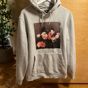 Hoodie, slutsåld - Sjukt snygg hoodie som ej går att köpa längre. Blommotiv. Välanvänd men i okej skick.