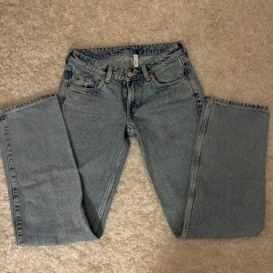 Lågmidjade jeans  - Säljer dessa lågmidjade jeansen från weekday i modellen arrow. Jätte fina men är tyvärr för små för mig (har s annars). Storleken är W24 L32 (xs). Skriv för fler frågor och bilder💖