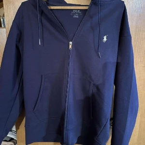 Polo Ralph Lauren Zip - Hoodie zip up av ralph lauren köpt på nk. Säljer pågrund av storleken. Hör av dig vid frågor!