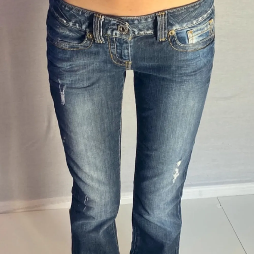 bild 1 lånad!! säljer dessa URSNYGGA jeans då dem tyvärr är lite för små för mig. jag är 173. midjemått 39,5 cm rakt över, innerben 82,5 cm, grenmått 18 cm.  står storlek 29 men uppskattar till 36, skriv för fler bilder💓 . Jeans & Byxor.