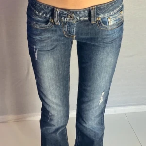 lågmidjade jeans - bild 1 lånad!! säljer dessa URSNYGGA jeans då dem tyvärr är lite för små för mig. jag är 173. midjemått 39,5 cm rakt över, innerben 82,5 cm, grenmått 18 cm.  står storlek 29 men uppskattar till 36, skriv för fler bilder💓 