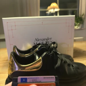 Alexander mcQueen  - Hej säljer dessa Alexander mcqueen skorna. Skick: 6-7/10 skorna är i bra skick bara i ena insida hälen det finns slitage, dock inget som påverkar utseendet. Storlek: 42(passar 43/44) Pris: 1100 