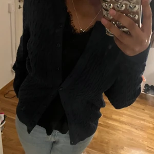 marinblå stickad kofta - säljer denna mysiga marinblåa stickad kofta med mönster eftersom jag inte har någon användning till den💘