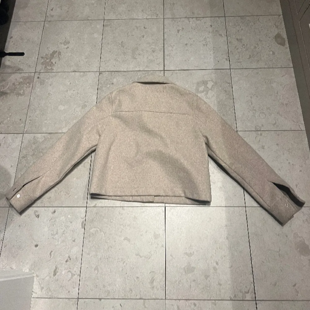 Superfin beige vår/höst kappa från Zara. Nypris 500, säljer för 300. Storlek Xs, passar på mig som är 155 cm. Säljer pga ingen användning.. Jackor.