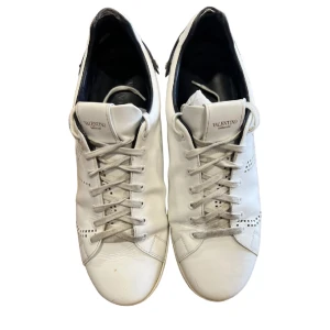 Valentino skor  - Säljer nu mina snygga valentino skor! Skick 8/10 och därför ett lägre pris! Box och og kommer med!  Pris kan diskuteras Skriv om frågor:) 