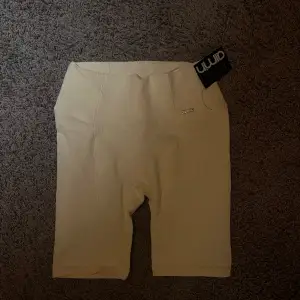 Helt nya aim’n shorts. Aldrig använda och prislappen kvar. Vart fel storlek därav säljs de, skriv för frågor😊