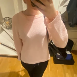 Stickad tröja - Säljer denna super fina rosa stickade tröja. Bra skick 