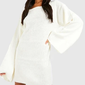 Stickad klänning - Vit stickad klänning som inte satt som förväntat, lite tight i höfterna osv på mig.