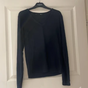 Tröja - En enkel tröja i tunt material och i mycket gott skick 