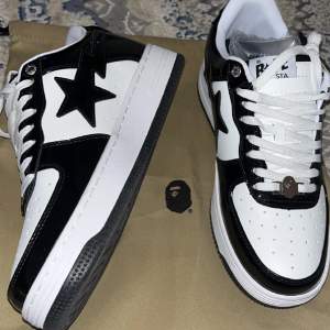 Svarta Bape skor kopior i storlek 43. Denna version är ”black white patent leather” samt är i 9/10 skick använda bara 2-3 gånger. Crease-skydd, dust bag och shoe puffs ingår! Priset kan diskuteras vid snabbaffär!