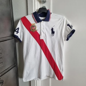 Ralph Lauren pike - Ralph lauren pike stl L men passar mig som vanligtvis har M Knappt använd Dyr i inköp