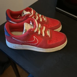 Nike skor - Storlek 42, köpta för två år sedan men har använts dem väldigt lite. Dem är fräscha och har inga synliga skador förutom lite lite creasning på toppen.