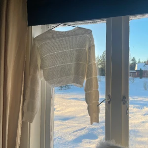 Långärmad tröja  - Vit långärmad tröja som inte är använd och som ny, är i storlek S