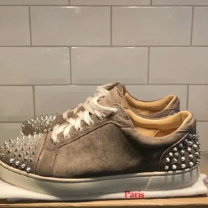 Christian Louboutin skor - Säljer nu mina stilrena Christian Louboutin skor i en väldigt eftertraktad färg🔥Få nitar har lossnat men går självklart att köpa nya🥂 Annars är skorna i ett 9/10 skick utan några defekter🤩Öppen för bytesförslag har av dig vid funderingar🤝