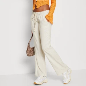 Roxy linnebyxor  - INTRESSEKOLL! på mina beigea Roxy byxor. Jag har knappt använt de. De är i storlek XS. Köpte de för 600kr och vill nu se om de är någon som är intresserad av att köpa dem🤍🤍TRYCK INTE PÅ KÖP NU