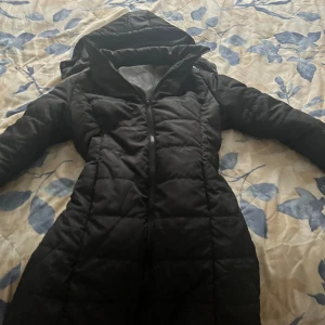 Svart jacka i storlek s  - Testat den 1 gång men den är helt ny tvättad säljer den för det va it min stil men den är väldigt fin passar säkert massa andra  