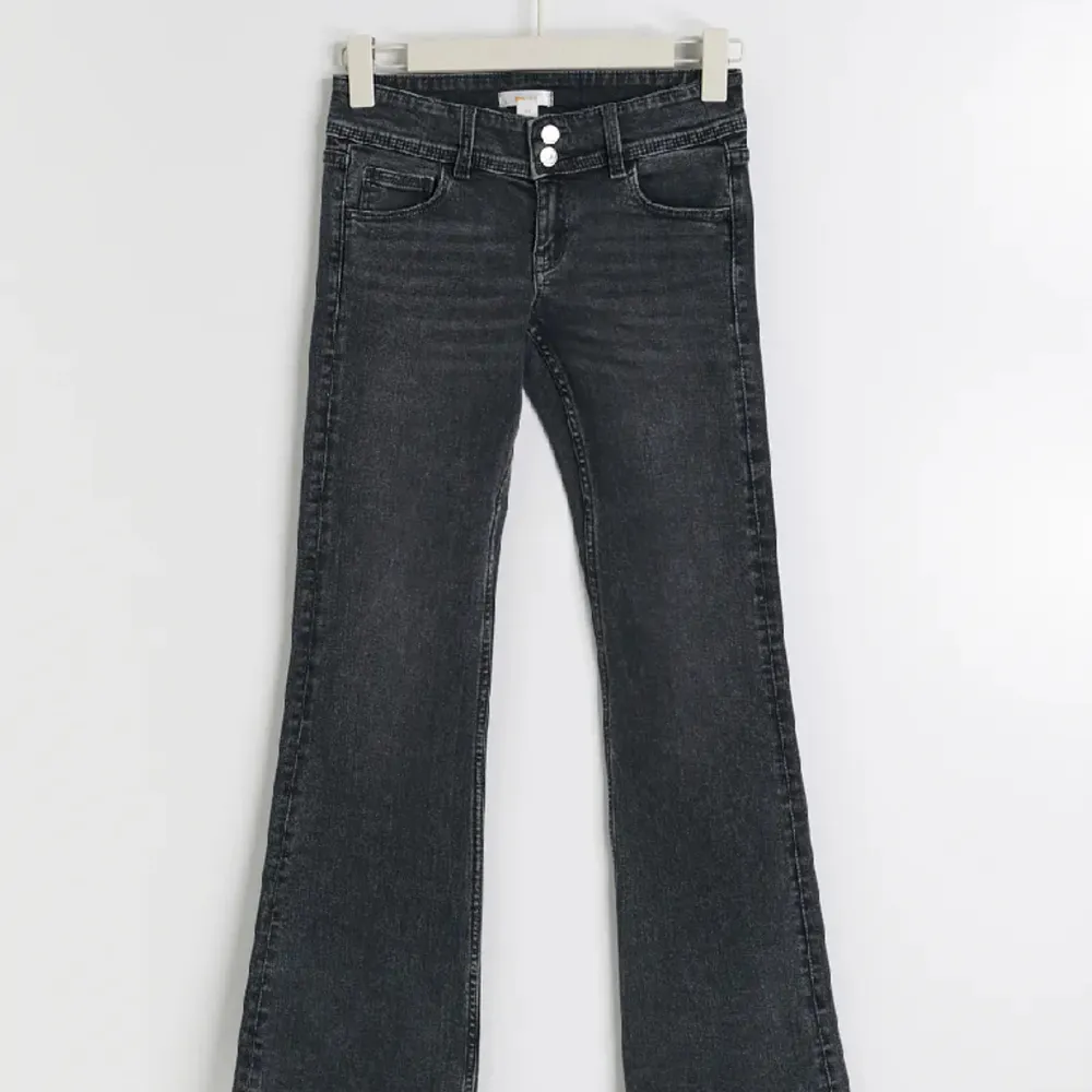 Säljer dessa Low Waits jeansen från Gina då dem inte kommer till användning. Nästan aldrig använda så helt som nya. Priset kan diskuteras men köpte betalar för frakten. . Jeans & Byxor.