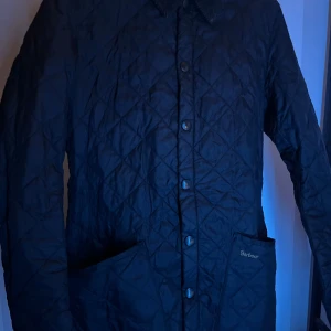 Barbour jacka - För en sofistikerad och formell look. Denna navyblå jacka från Barbour ger en touch av elegans till dun outfit, passar för både skola och en ute kväll. För endast 449kr är denna jackan din!