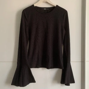 Blus - Blus med volangarmar, superfin och aldrig använd 🌸 passar även som M