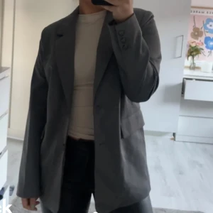 Kavaj - Grå kavaj i nyskick❤️ passar mig som brukar ha S