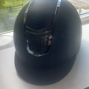 Marinblå Crw Ridhjälm  - Nypris Marinblå CRW ridhjälm i bra skick men har lite repor, Strl: 56-58 (M) Den kommer rengöras innan den hämtas/fraktas. Kan fraktas. Nypris1299kr mitt pris 250kr