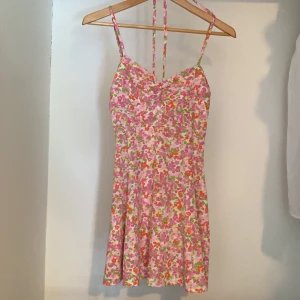 super fin sommar klänning  - helt oanvänd klänning från gina, prislappen är kvar! den är mini men super söt!! man knyter den på ryggen oxå. köptes för 359kr. perfekt till sommaren eller skolavslutningen 💕bild går absolut att lösa på! pris går att diskutera, rimligt pris