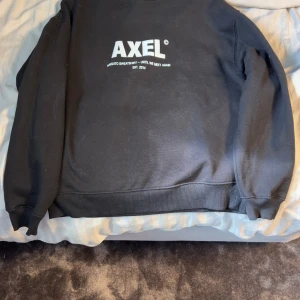 Axel arigato tröja  - Tja  Säljer nu min arigato tröja för jag har tröttnat på den den är i storlek s och är overzised ä. Skicket är väldigt bra 