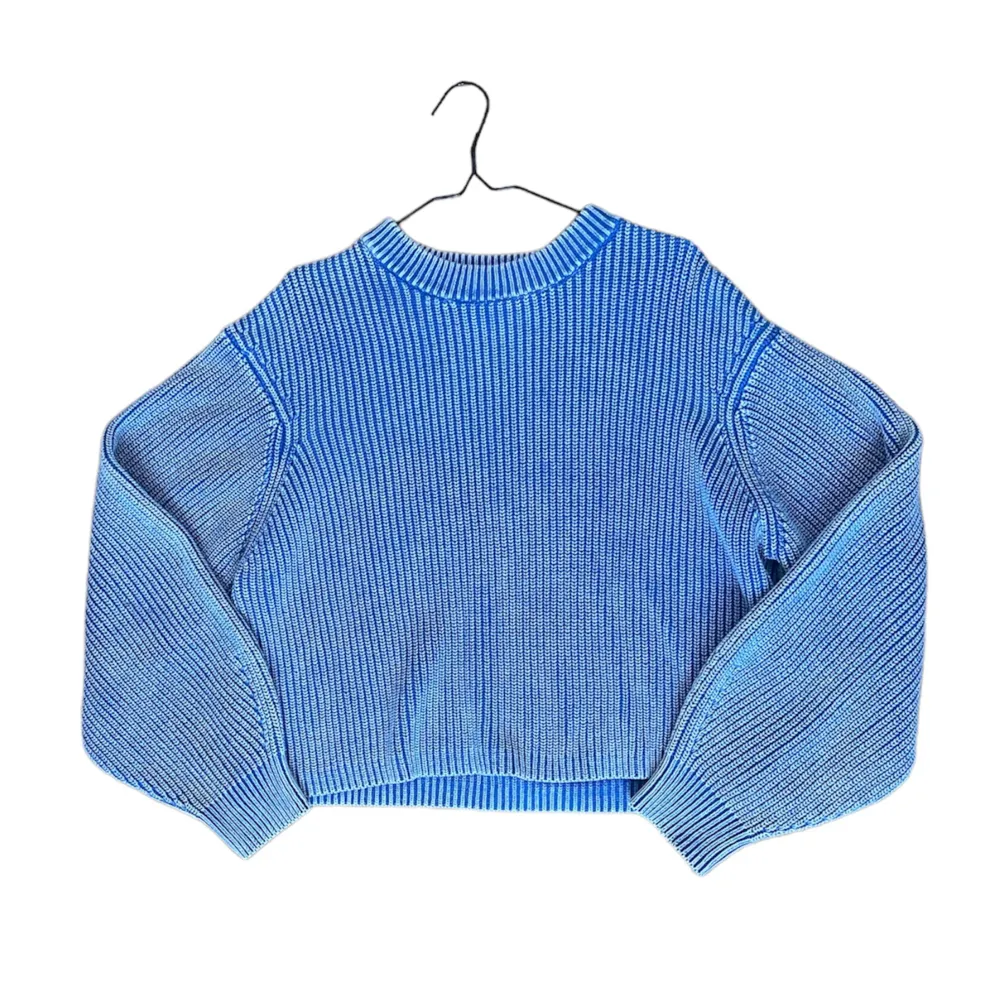 En jättefin blå stickad tröja från Carin Wester i oversized lite croppad stil. Aldrig använt då den inte kommit till användning tyvärr. Jättemysig och härlig i materialet! Hör av dig!🥰  Köpt för 400kr. Stickat.