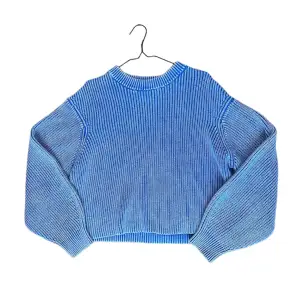 En jättefin blå stickad tröja från Carin Wester i oversized lite croppad stil. Aldrig använt då den inte kommit till användning tyvärr. Jättemysig och härlig i materialet! Hör av dig!🥰  Köpt för 400kr