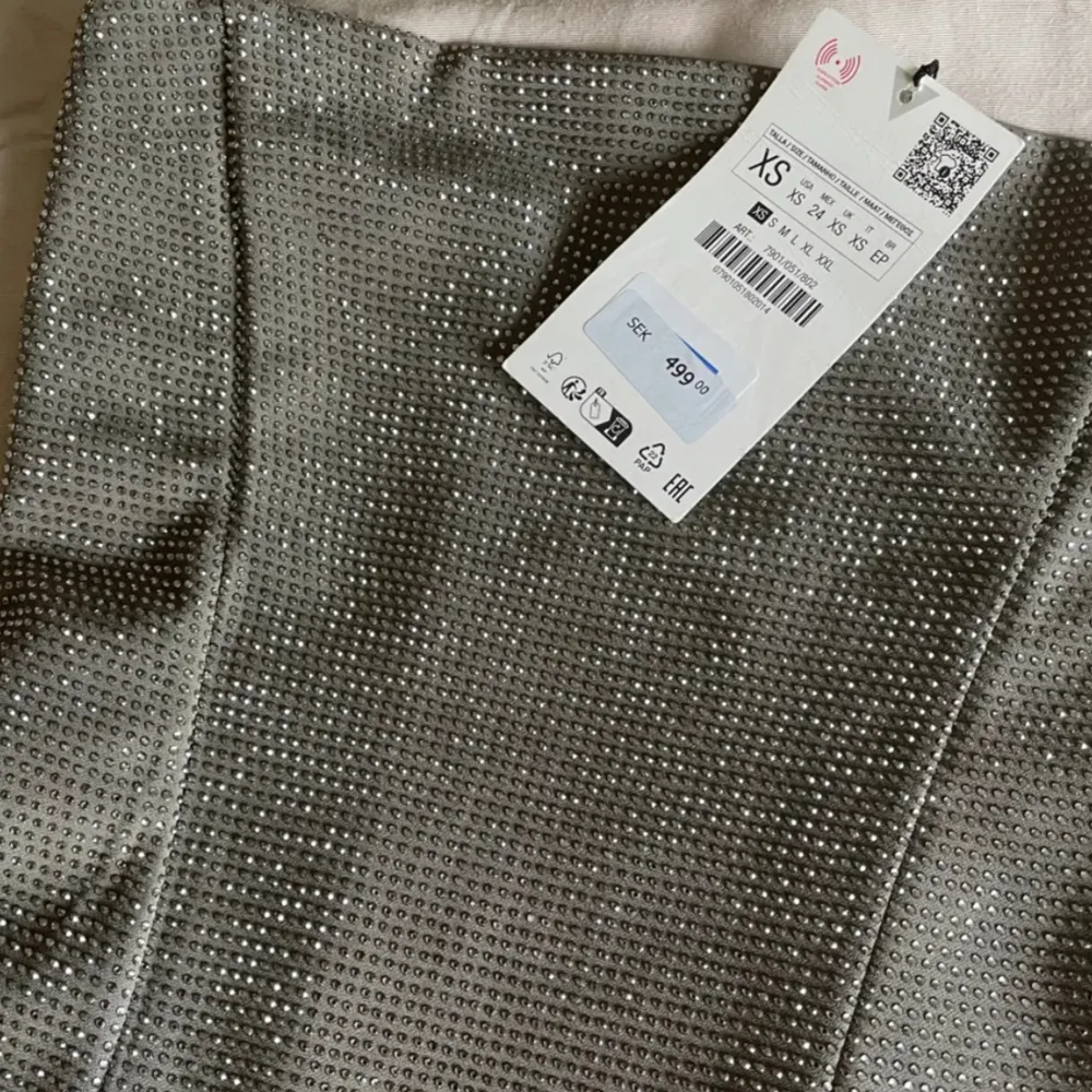 Korsett topp från Zara med strass detaljer, nypris 499kr och helt oanvänd🥰. Toppar.
