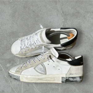 Philippe Model skor  - Tja, säljer nu dessa schyssta Philippe Model skor i storlek 41. Skick 9/10! Kommer men box! Hör av dig vid frågor eller funderingar!